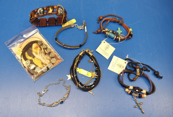 6 Stück Armbänder bunt sortiertArmbänder können vom Foto abweichen