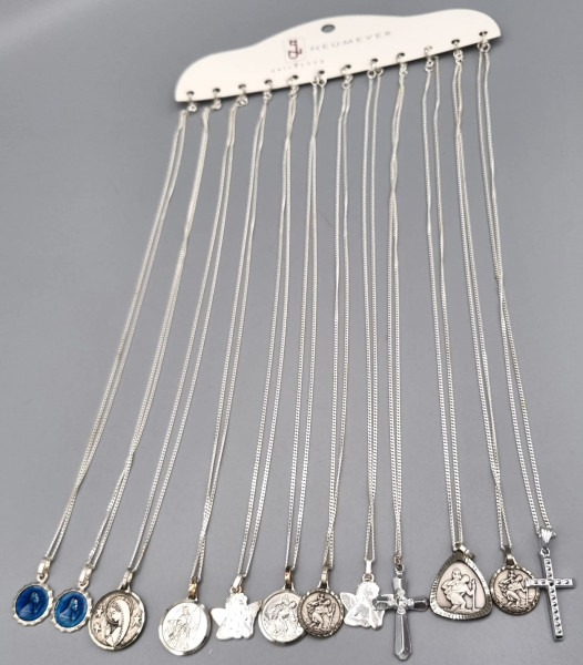 12 Kettchen mit verschiedenen Anhängernsortiert