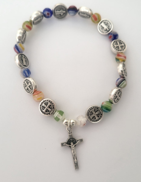 Armband mit bunten Perlen
