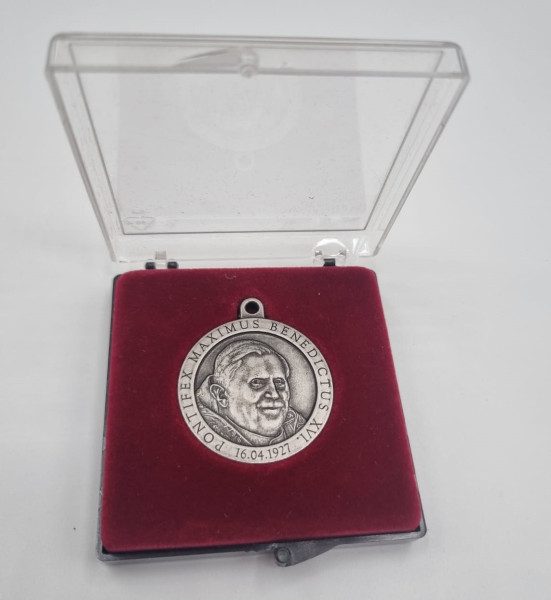 Benedictus Medaille ca. 3,5 cminkl. Kästchen